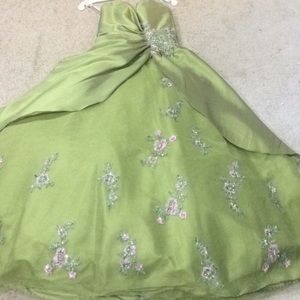 Stunning olive green prom gown!